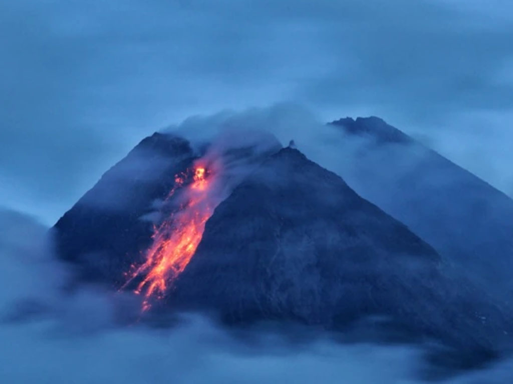 Merapi menyemburkan lahar panas