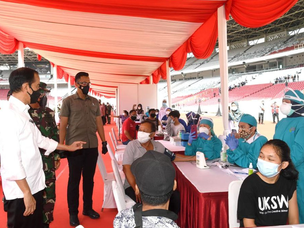 jokowi tinjau vaksinasi di gbk