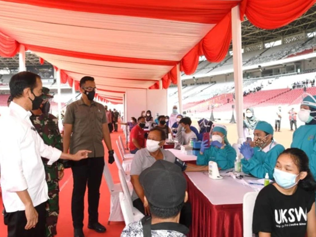 jokowi tinjau vaksinasi di gbk 26 juni 2021