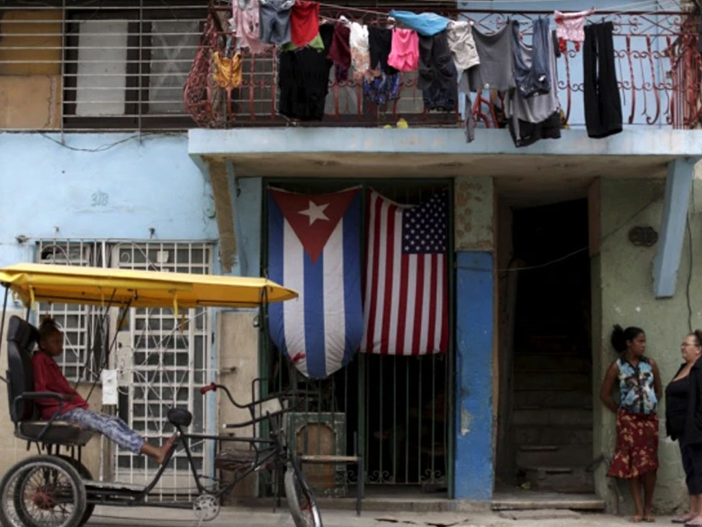 perempuan di depan rumah di kuba