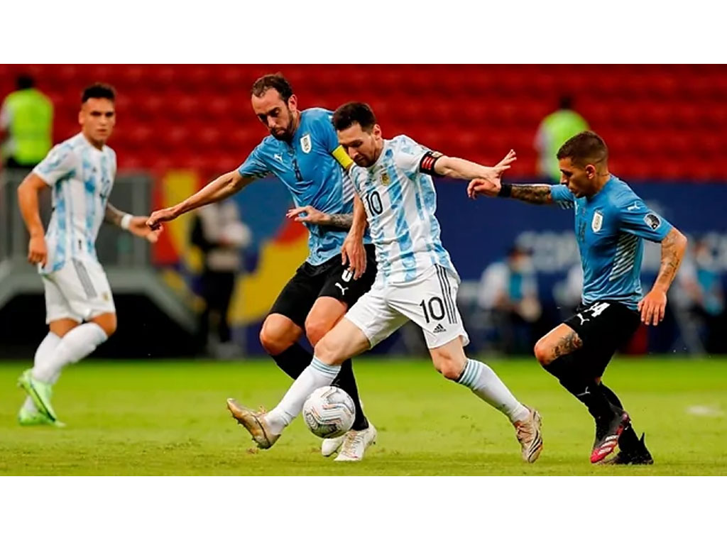 messi giring bola  laga dengan uruguay copa america 2021