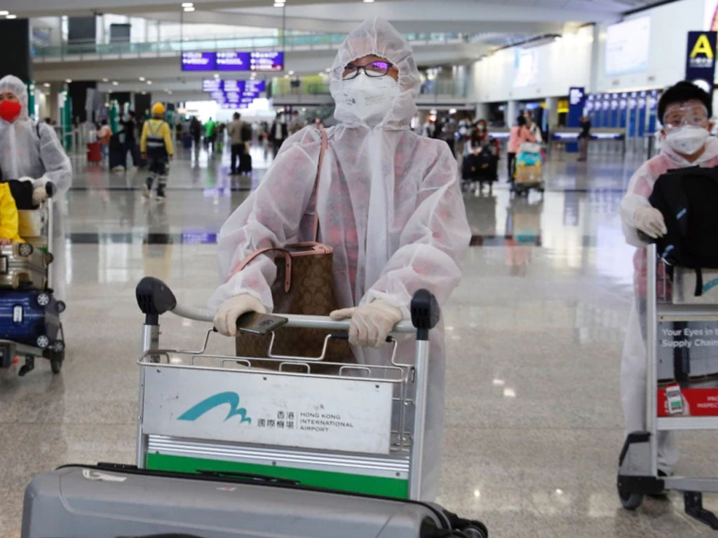 Penumpang pakai APD di bandara hong kong