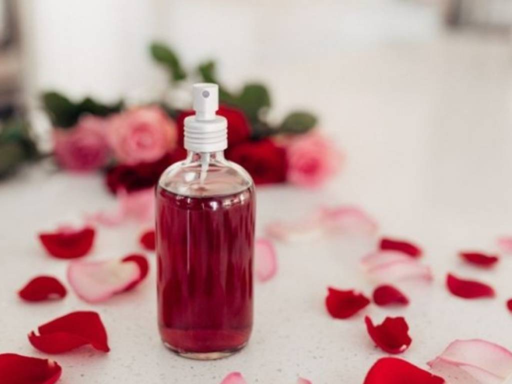 6 Manfaat Air Mawar Untuk Kulit Wajah