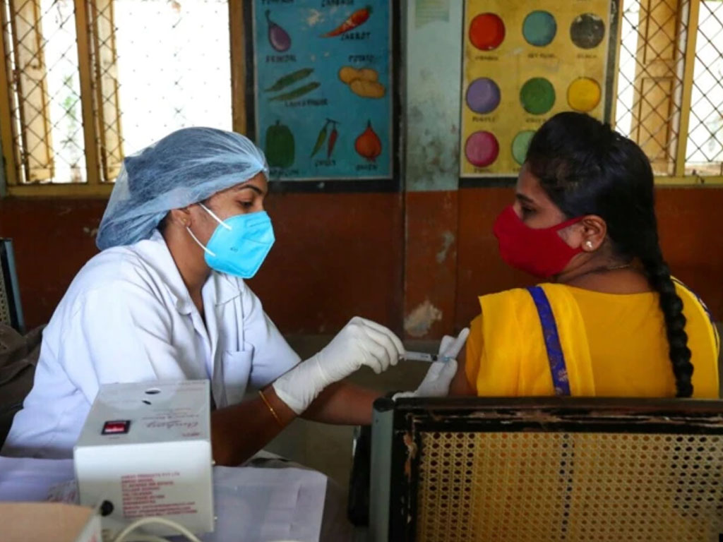nakes vaksinasi di Hyderabad India