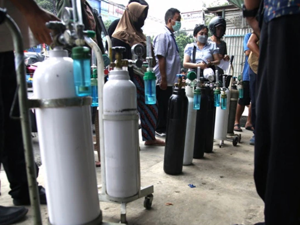 Masyarakat antre di  pengisian oksigen 28 Juni 21  Jakarta