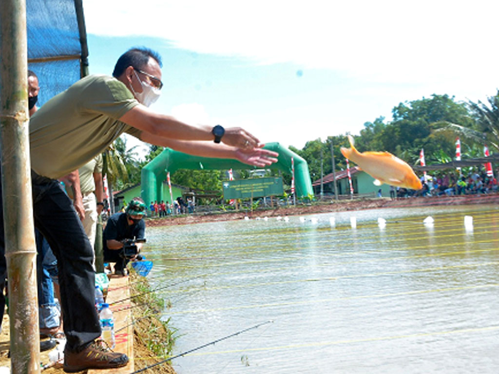 danrem lepaskan ikan