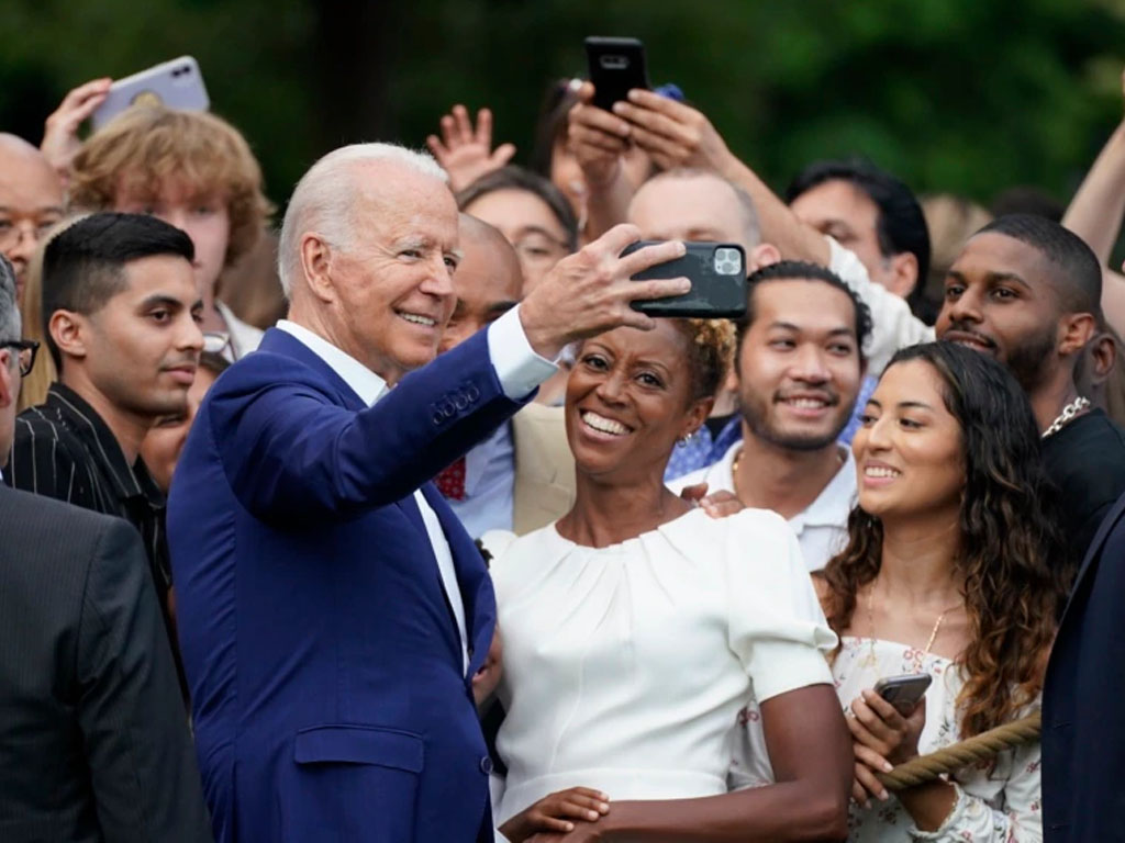 Presiden Joe Biden berswafoto