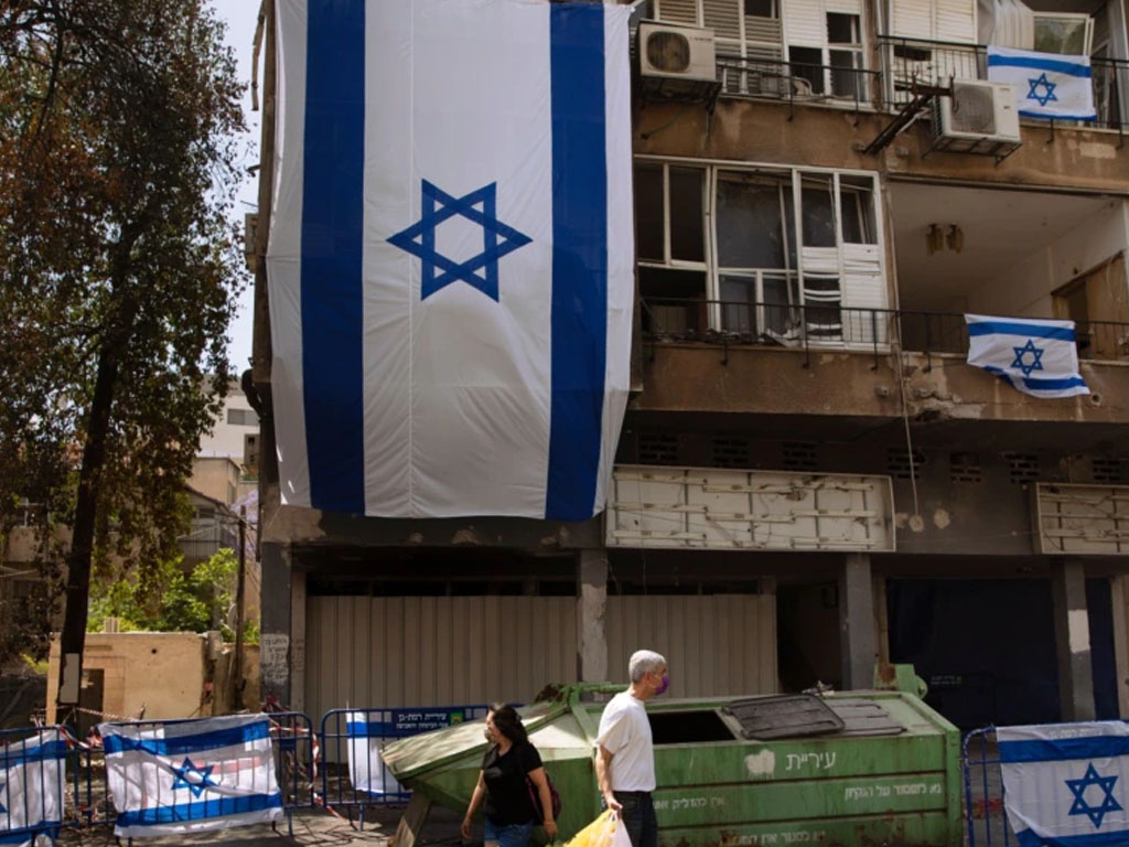 bangunan perumahan yang ditutupi bendera Israel