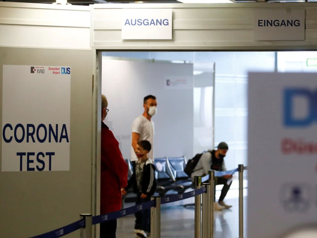 Wisatawan menunggu tes corona di Bandara Dusseldorf