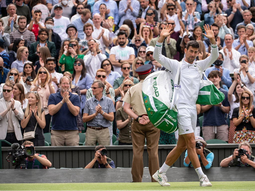 djokovic lambaikan tangan