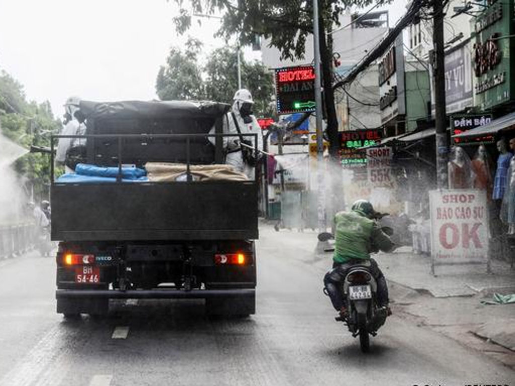 Jalan di Kota Ho Chi Minh Vietnam disemprot