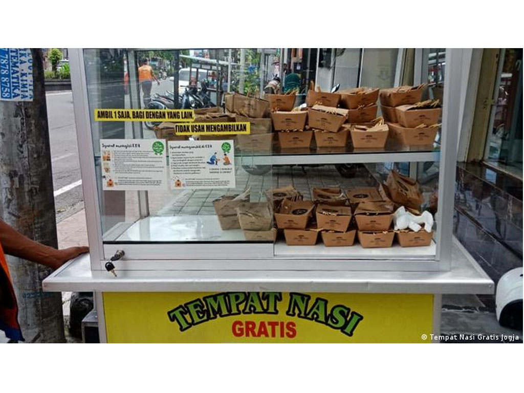 Nasi bungkus gratis untuk semua