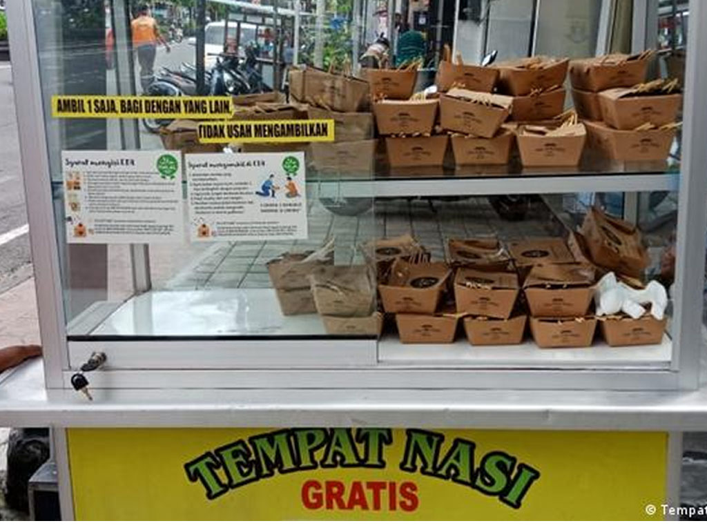 Nasi bungkus gratis untuk semua-U