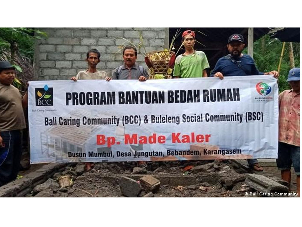 Renovasi rumah warga miskin