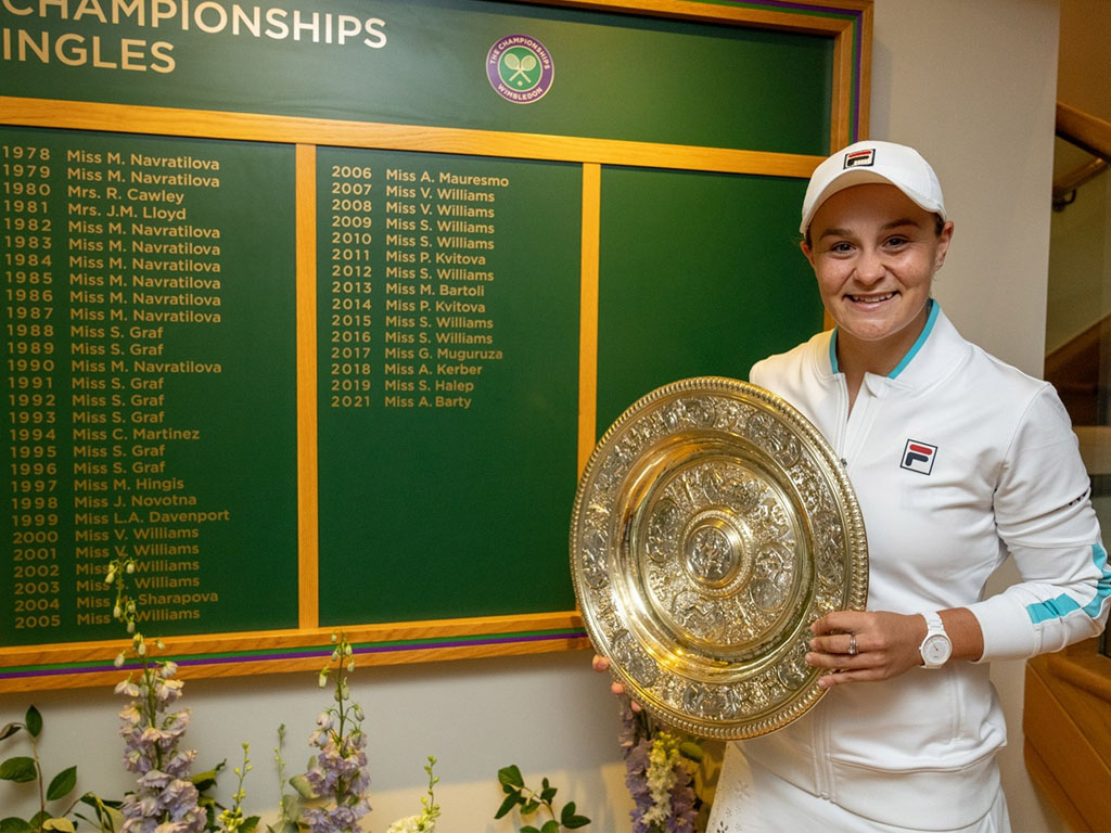 barty berpose di depan papan nama juara wimbledon