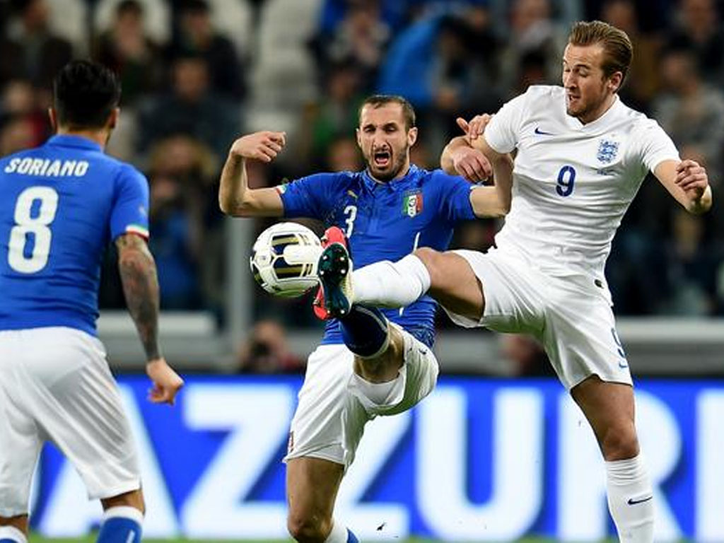Kane berhadapan dengan Chiellini