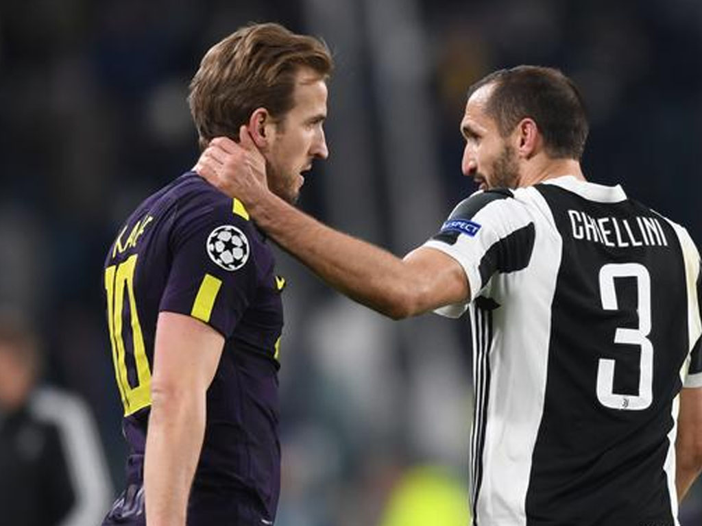 Kane dan Chiellini bertemu