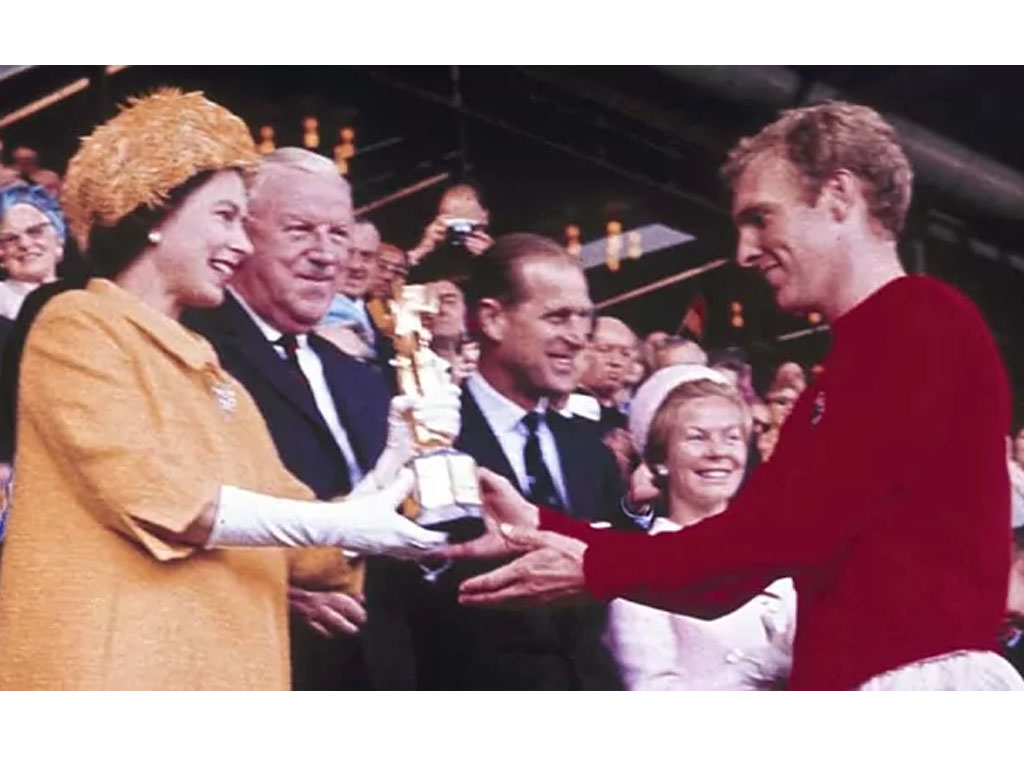 Ratu Elizabeth II persembahkan Piala Dunia 1966