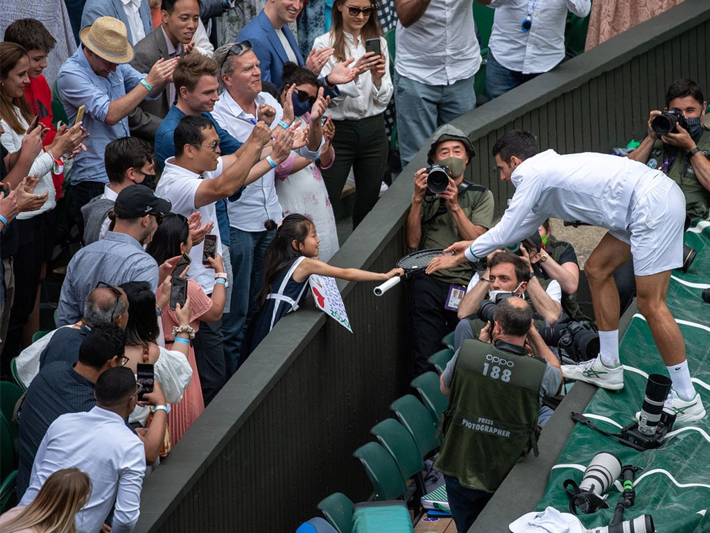 djokovic berikan raket ke penggemar muda