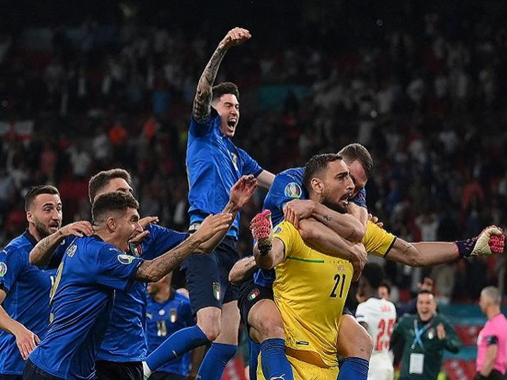 pemain italia rayakan kemenangan euro 2020