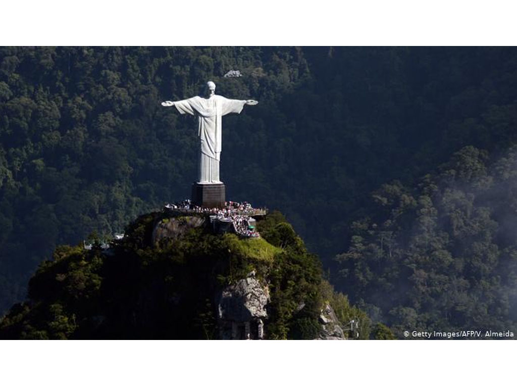 Patung Kristus Sang Penebus – Brasil