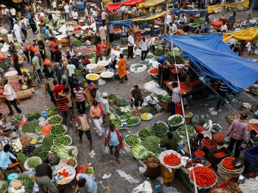 warga india belanja di pasar grosir
