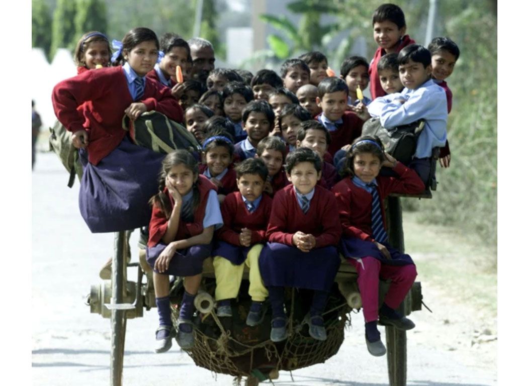 anak-anak india naik kereta