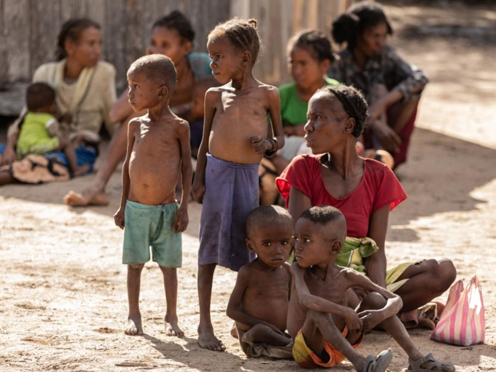 orang tua dan anak-anak di madagaskar kelaparn