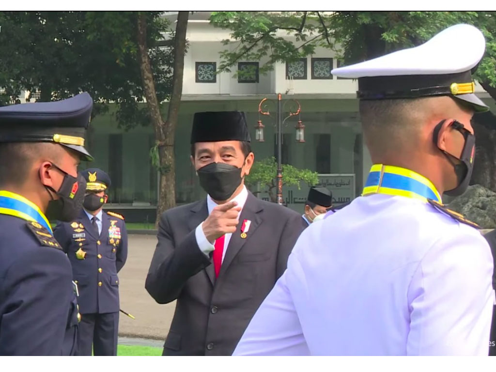 Jokowi berbincang dengan penerima Adhi Makayasa