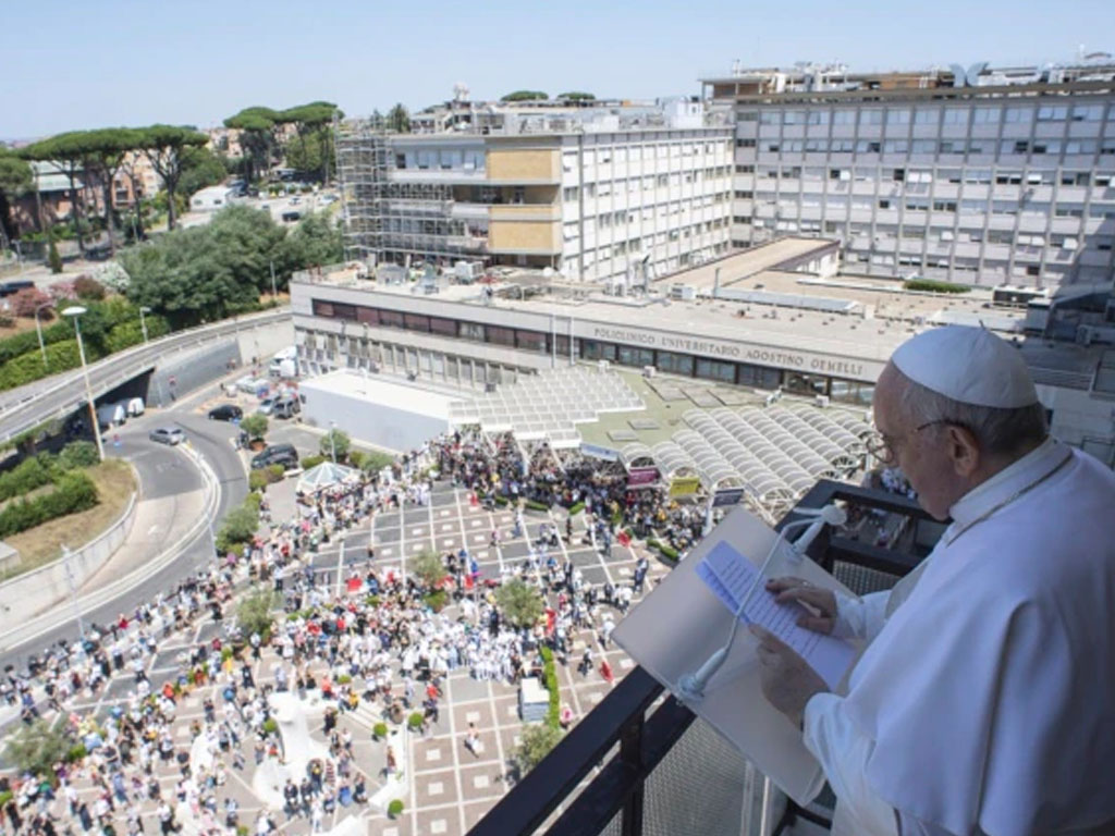 Paus Fransiskus menyampaikan berkat tradisional