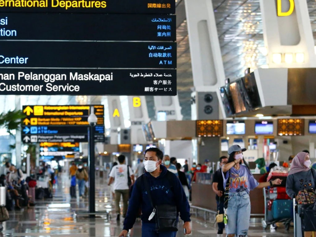 penumpang di bandara soetta