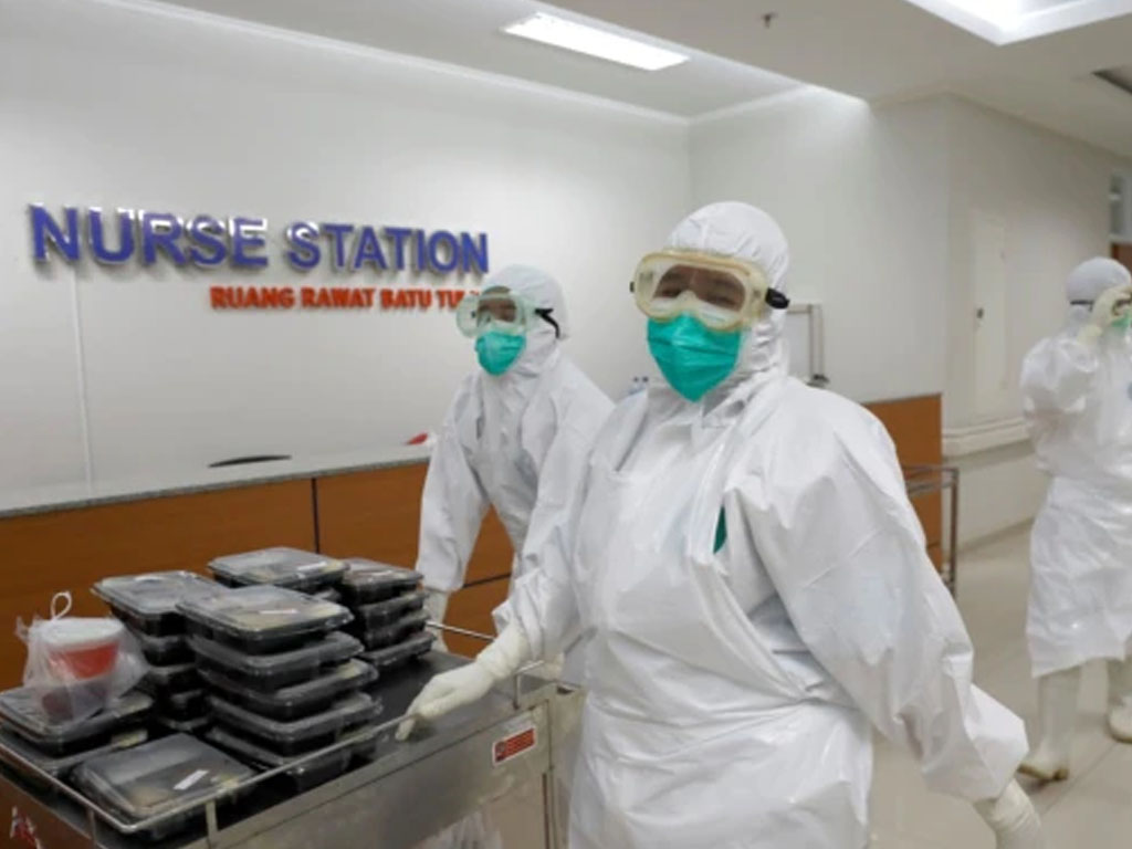 perawat sajikan makanan di jakarta