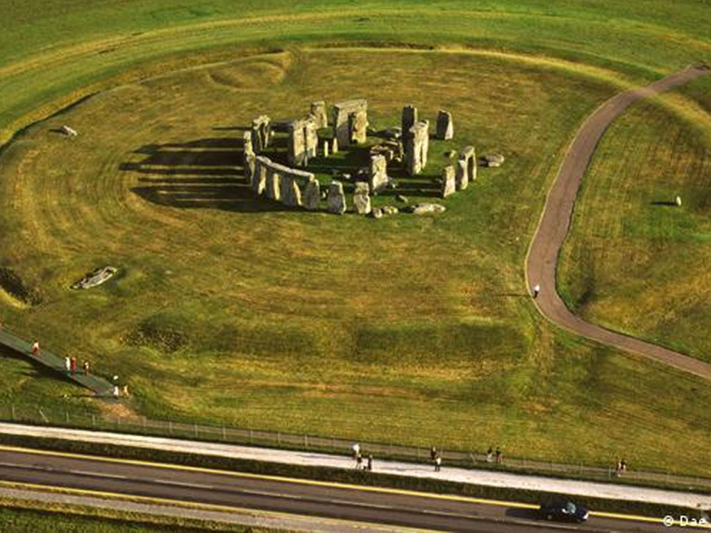 Stonehenge jalan tol di sepanjang bebatuan prasejarah