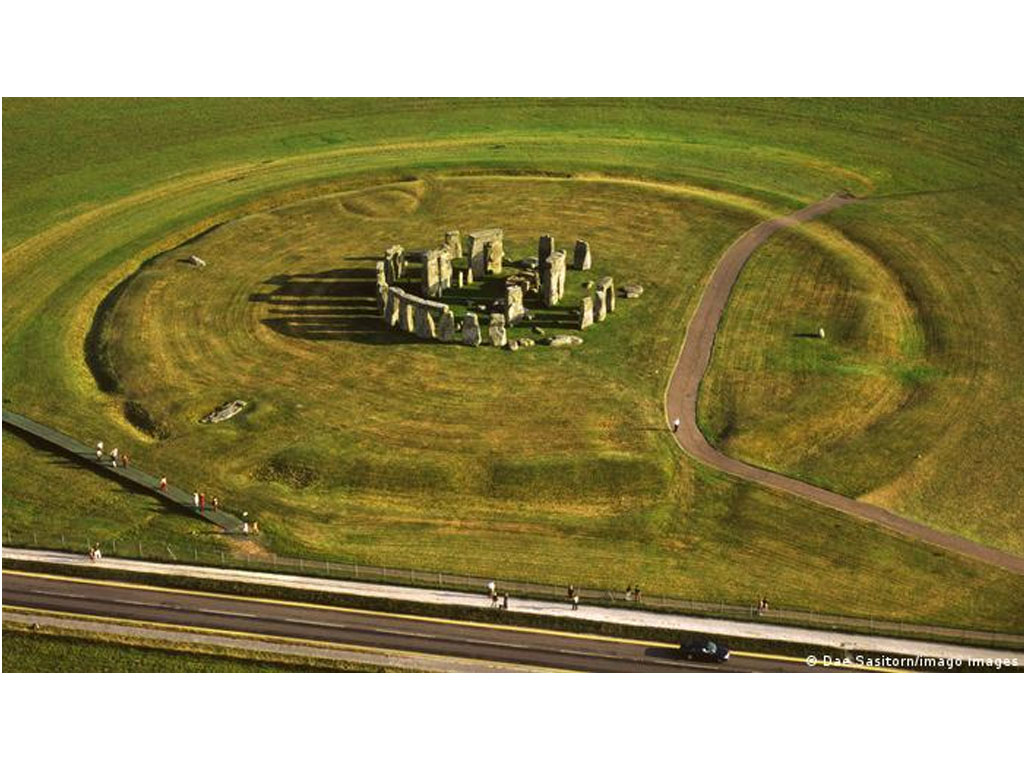 Stonehenge jalan tol di sepanjang bebatuan prasejarah