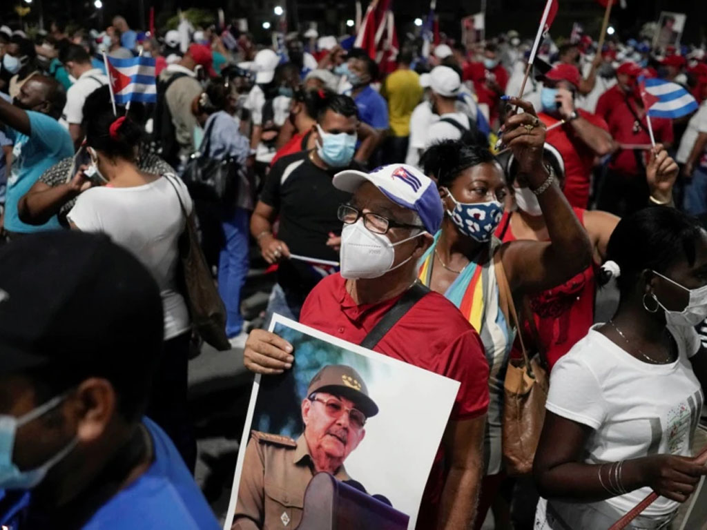 pria membawa foto mantan presiden Kuba