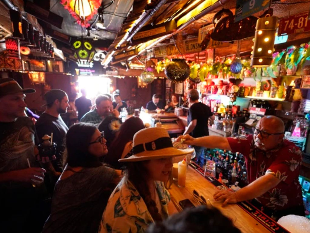pengunjung bar di los angeles