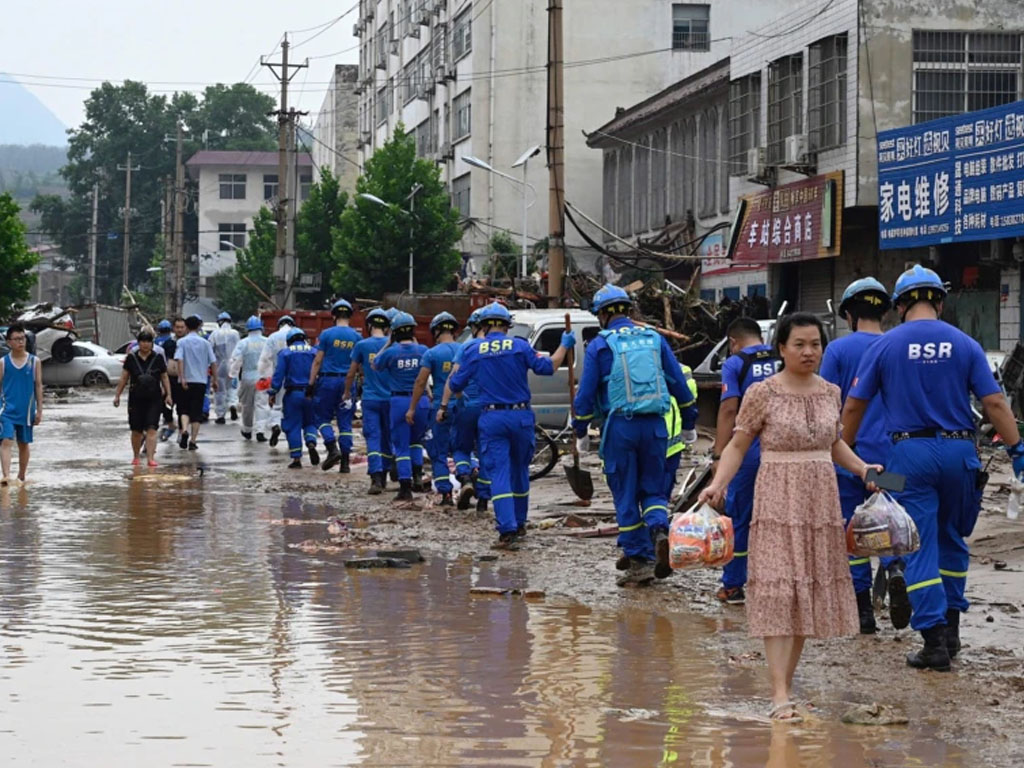 Petugas melakukan pembersihan di Gongyi