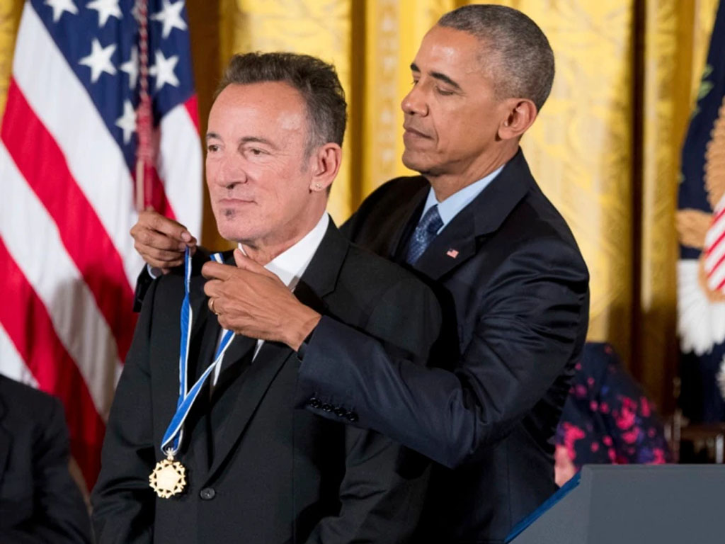 Obama saat mengalungkan Medal of Freedom kepada Bruce Springsteen