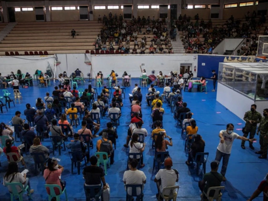 warga filipina antre vaksinasi covid di manila
