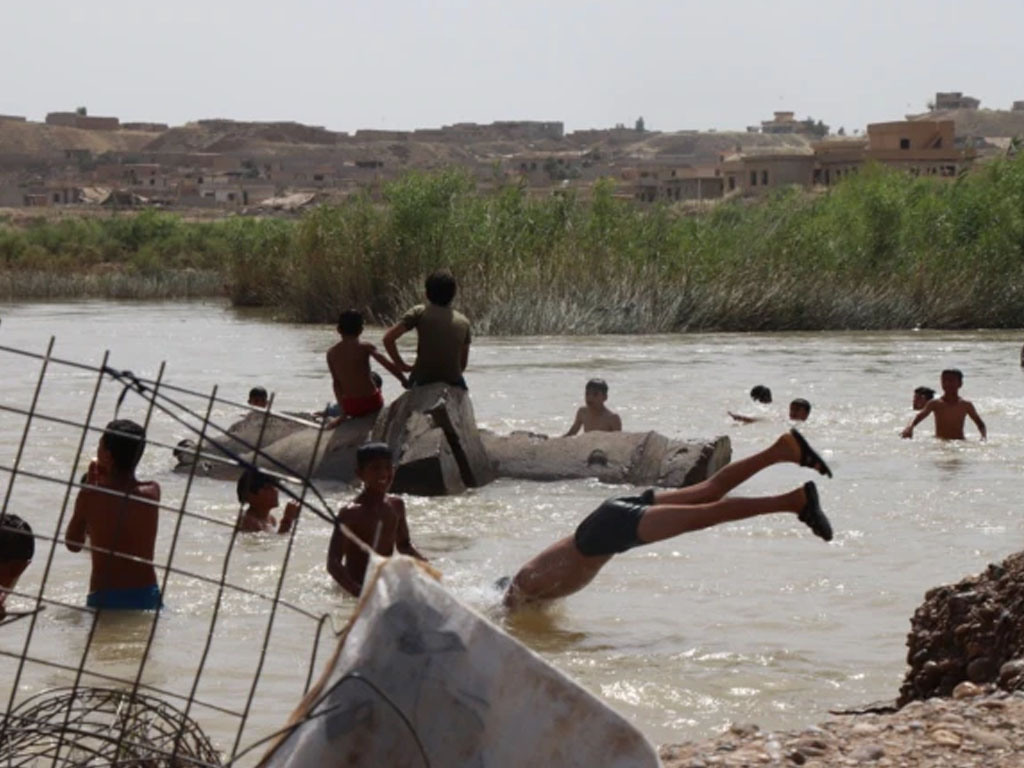 anak-anak berenang di sungai di irak