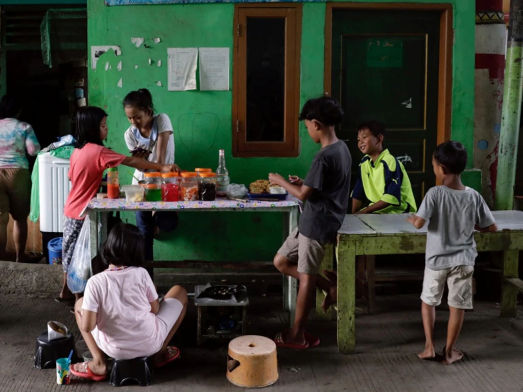 anak-anak bermain di Muara Baru Jakarta Utara