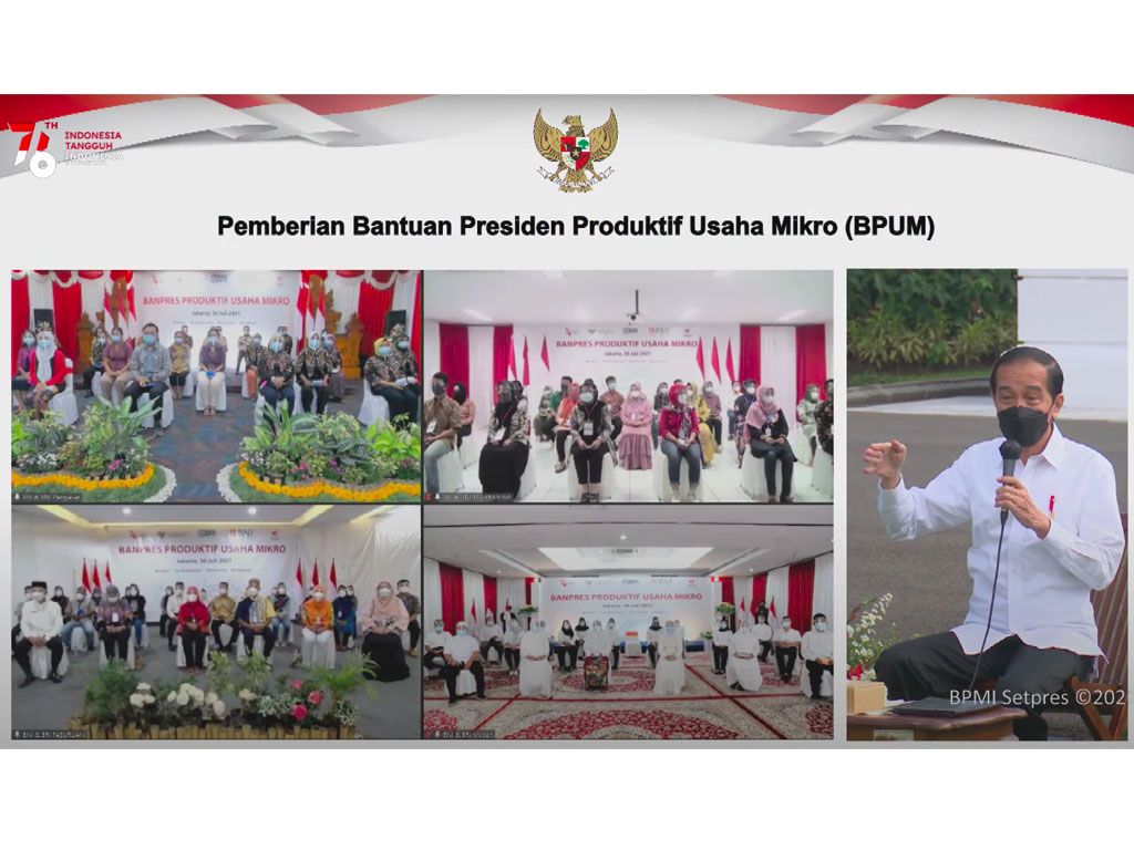 Jokowi menyerahkan BPUM Tahun 2021 secara simbolis