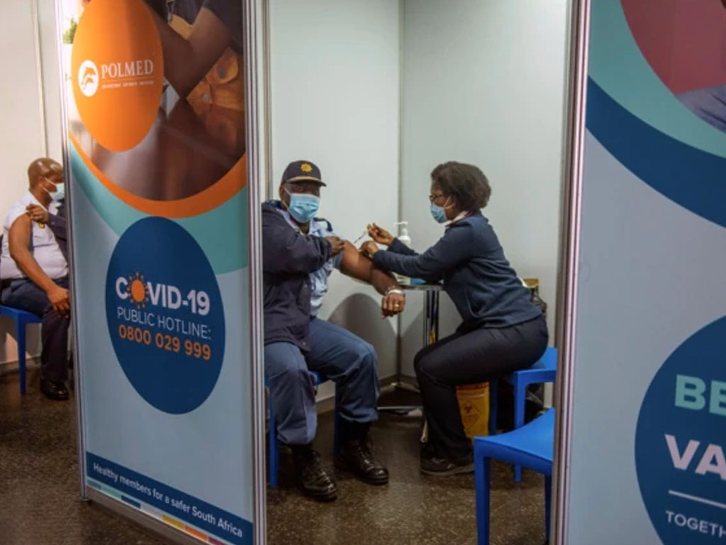 Polisi disuntik vaksin Covid-19 di Soweto