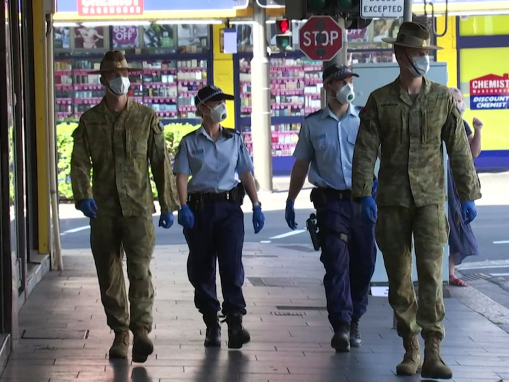 Polisi NSW dan tentara Australia berpatroli di jalan-jalan Kota Sydney