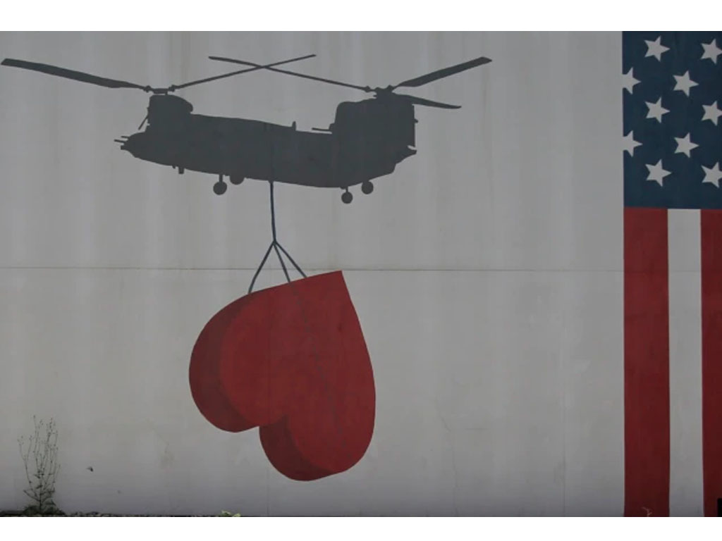 Mural di dinding Kedutaan Besar AS di Kabul