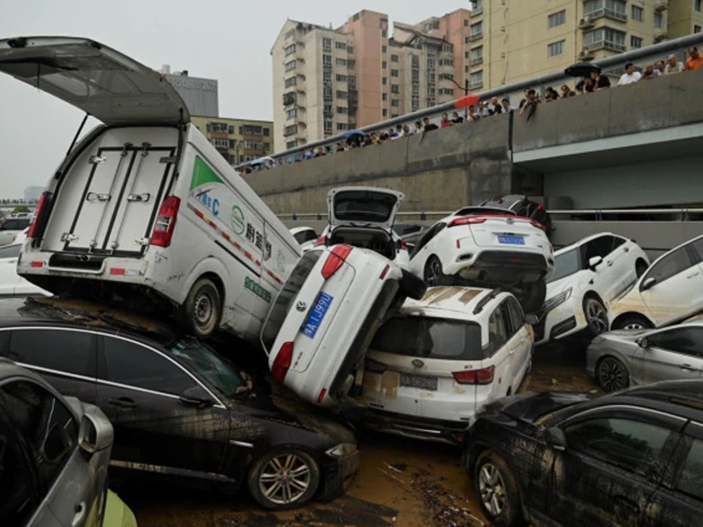 mobil diterjang banjir