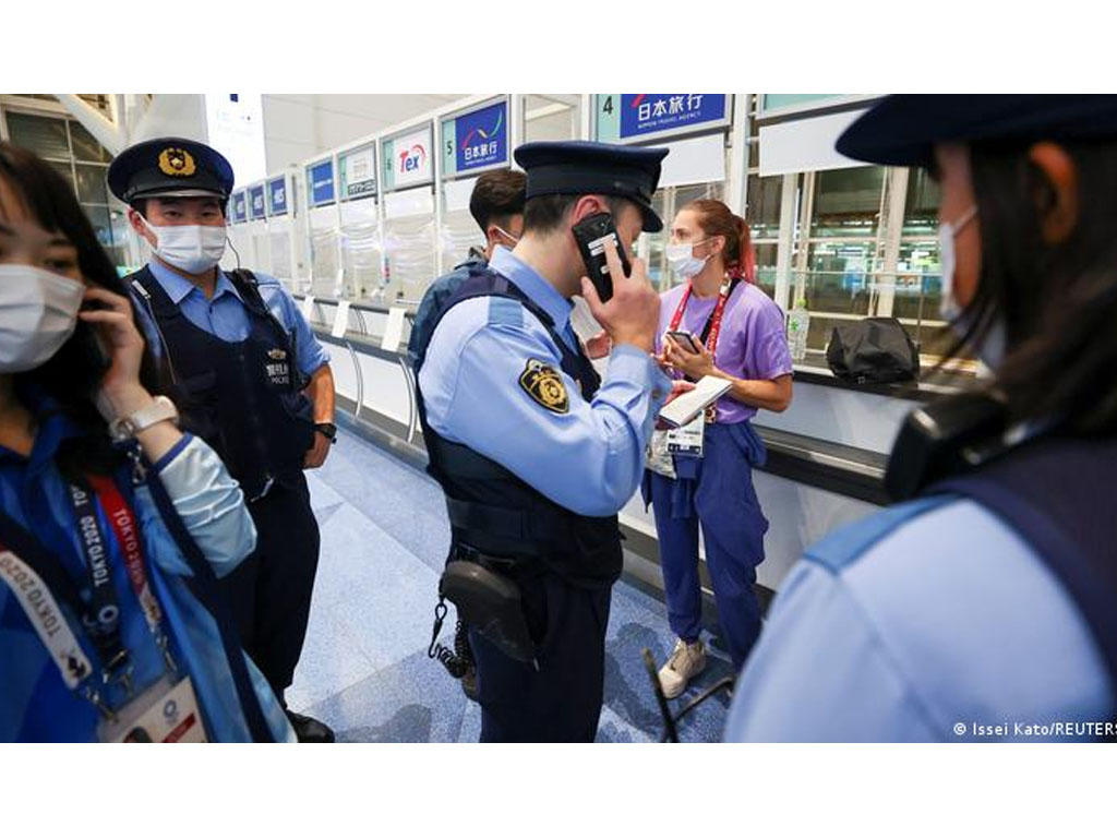 Tsimanouskaya berdiri di bandara Haneda