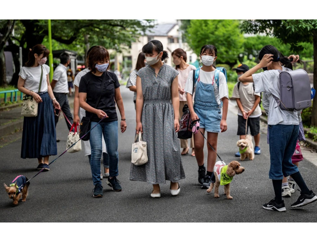 Anggota Patroli Wan-Wan lokal di tokyo