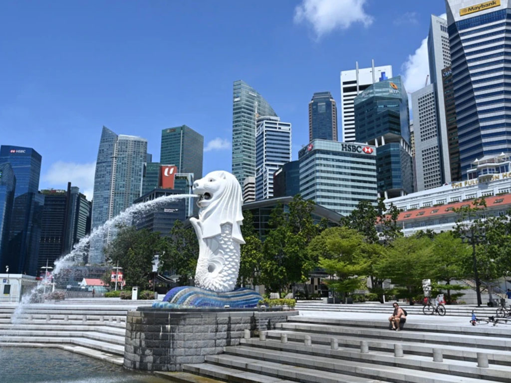 pria di taman merlion singapura