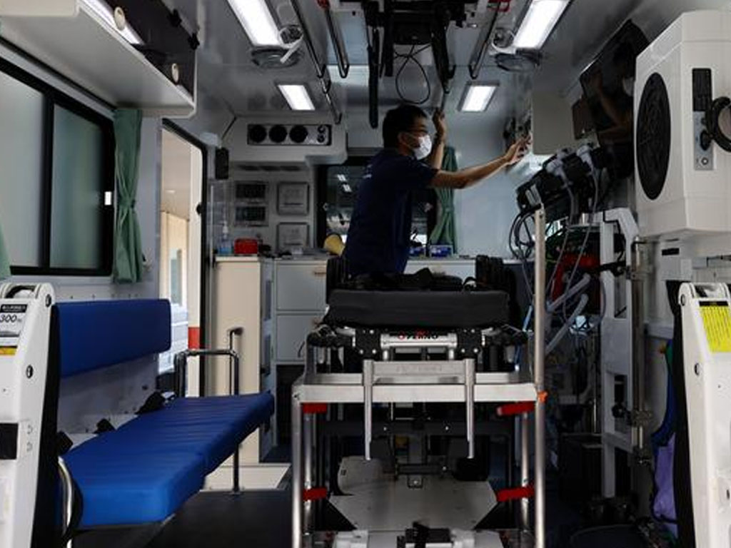 Dokter Shoji Yokobori periksa ambulans